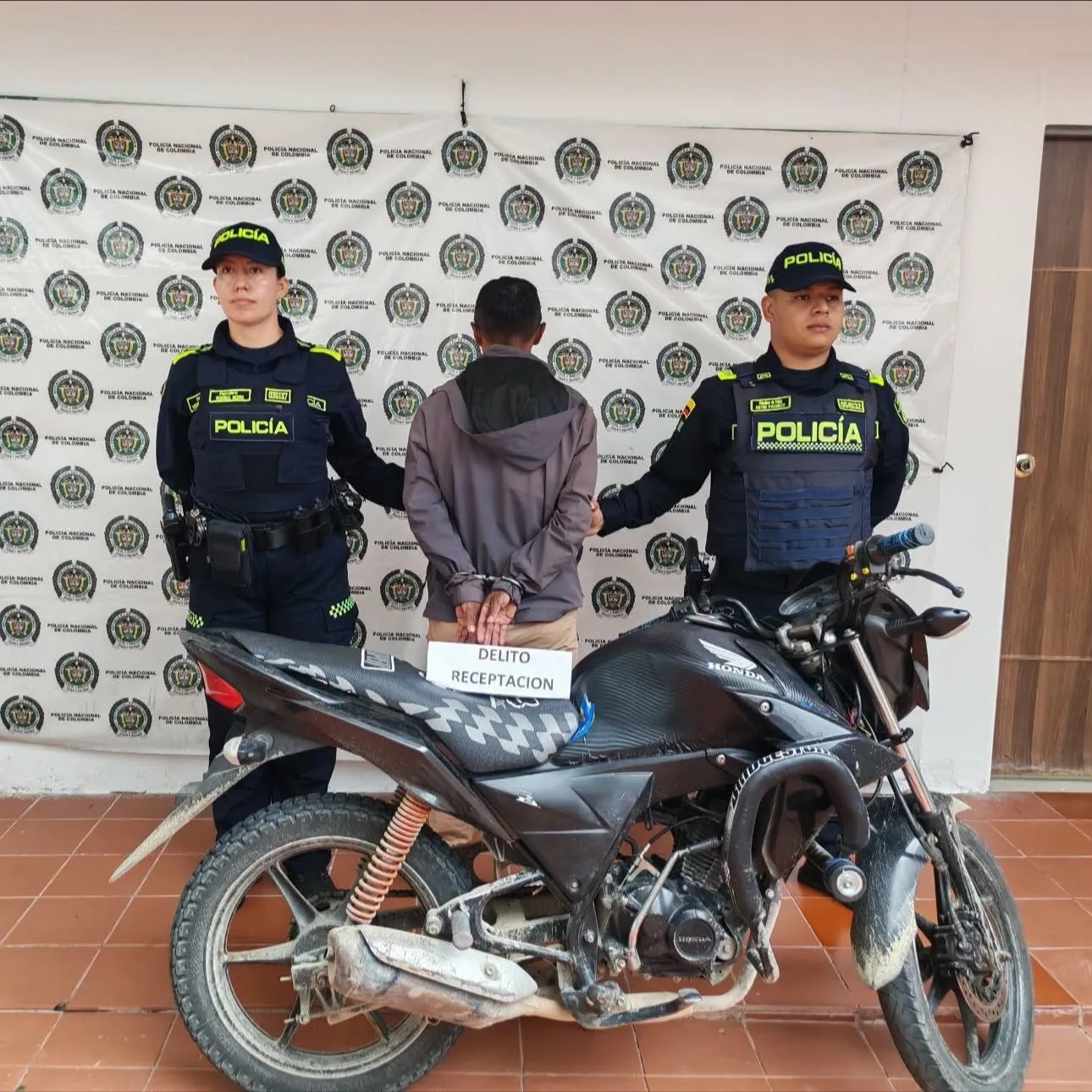 ¡𝐄𝐧 𝐓𝐚𝐫𝐪𝐮𝐢 𝐫𝐞𝐜𝐮𝐩𝐞𝐫𝐚𝐦𝐨𝐬 𝐮𝐧𝐚 𝐦𝐨𝐭𝐨𝐜𝐢𝐜𝐥𝐞𝐭𝐚 𝐡𝐮𝐫𝐭𝐚𝐝𝐚 𝐞𝐧 𝐂𝐚𝐥𝐢 𝐲 𝐜𝐚𝐩𝐭𝐮𝐫𝐚𝐦𝐨𝐬 𝐚 𝐮𝐧 𝐡𝐨𝐦𝐛𝐫𝐞 𝐩𝐨𝐫 𝐫𝐞𝐜𝐞𝐩𝐭𝐚𝐜𝐢𝐨́𝐧!