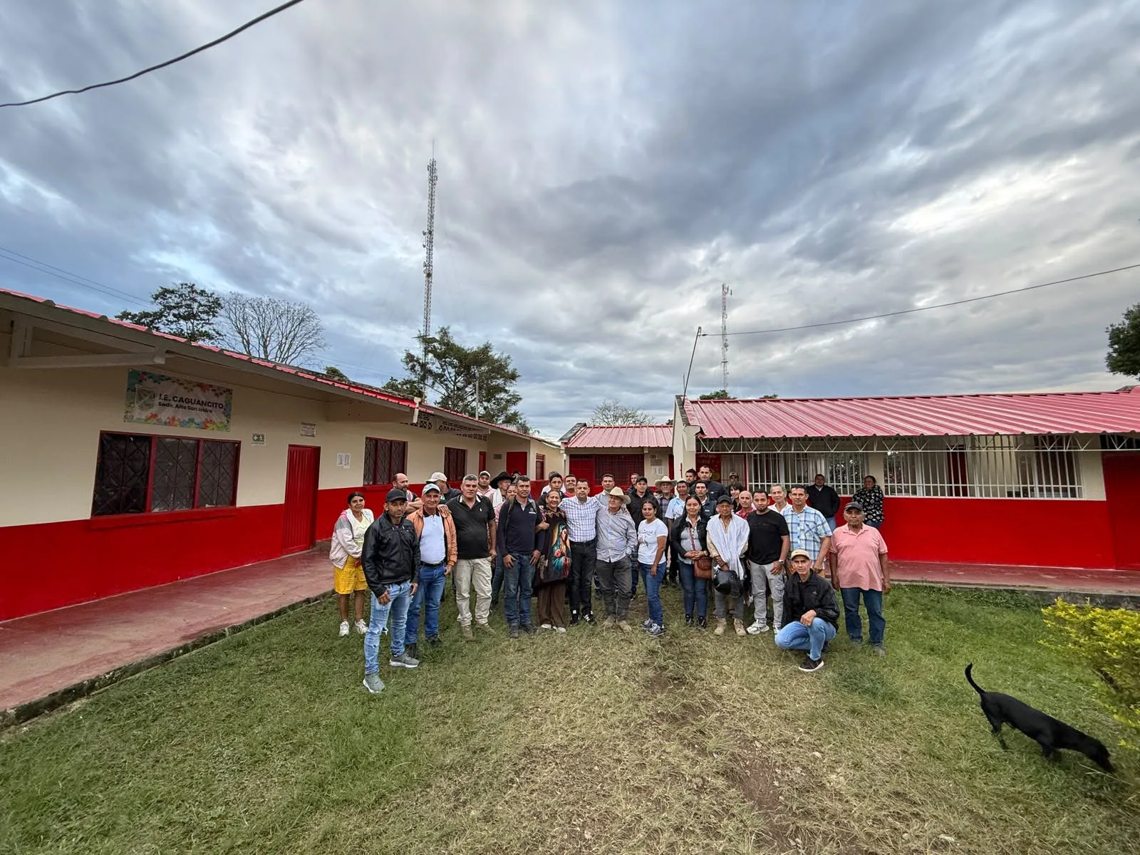 Garzón continúa fortaleciendo la infraestructura educativa y vial de la vereda Alto San Isidro